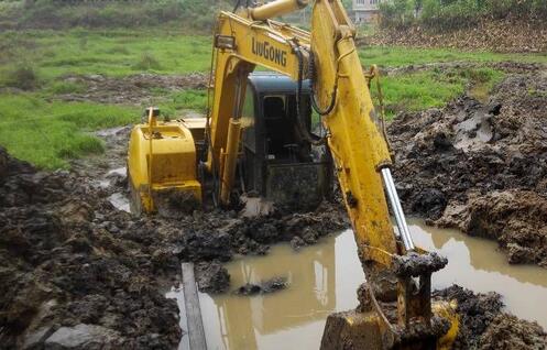 挖掘機操作手應該如何處理陷車問題 挖掘機操作手應該如何處理陷車問題